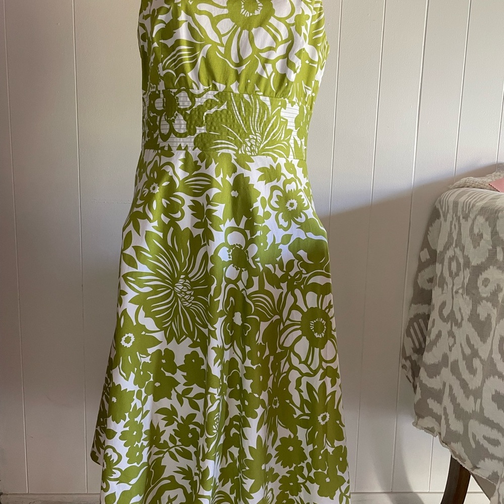 Floral Green and White Women's Dress …size 12 pre owned, great condition.